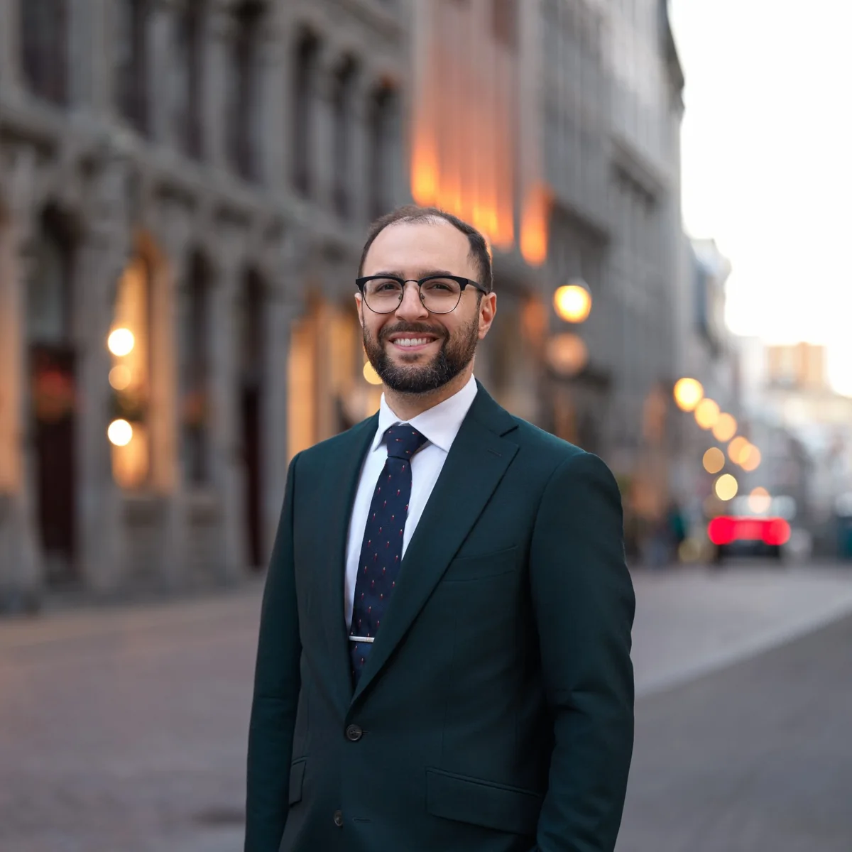 Me J. Michael Morena dans une rue du Vieux-Montréal
